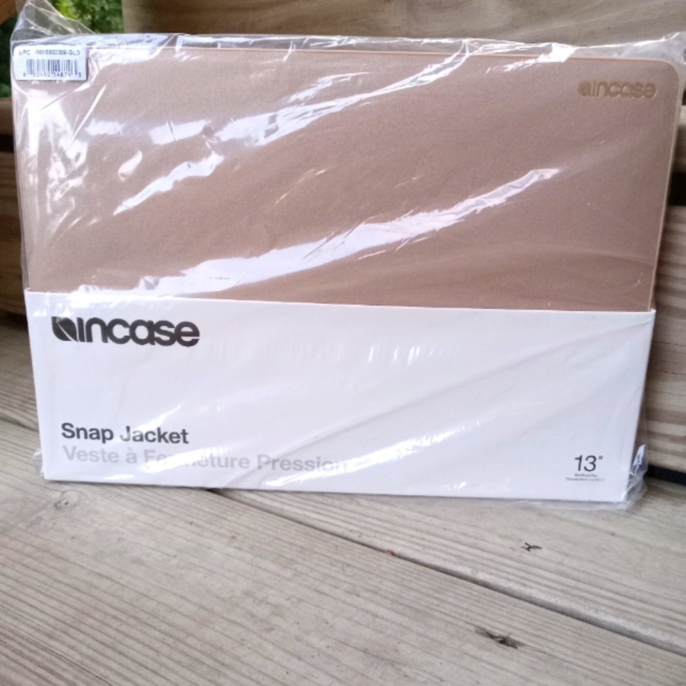 New Incase 13" MacBook Pro Thunderbolt 3 Snap Jacket